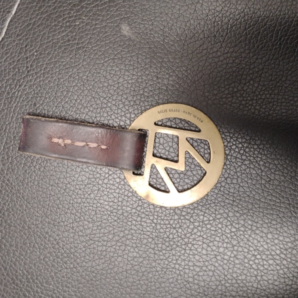 VINTAGE THE MARLBORO SOLID BRASS AND LEATHER KEY CHARM NRMINT CONDITION - Picture 3 of 5